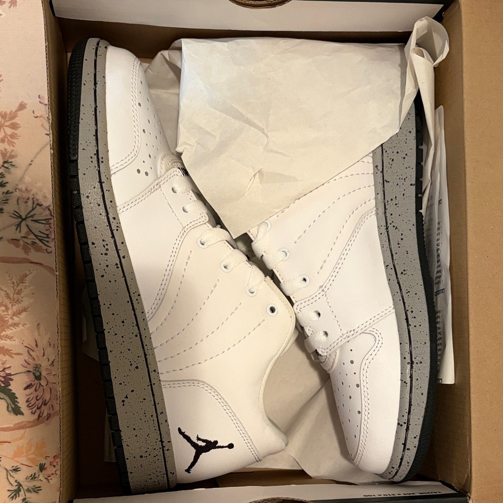 New in box- Jordan 1 Flight 4 Low size 5